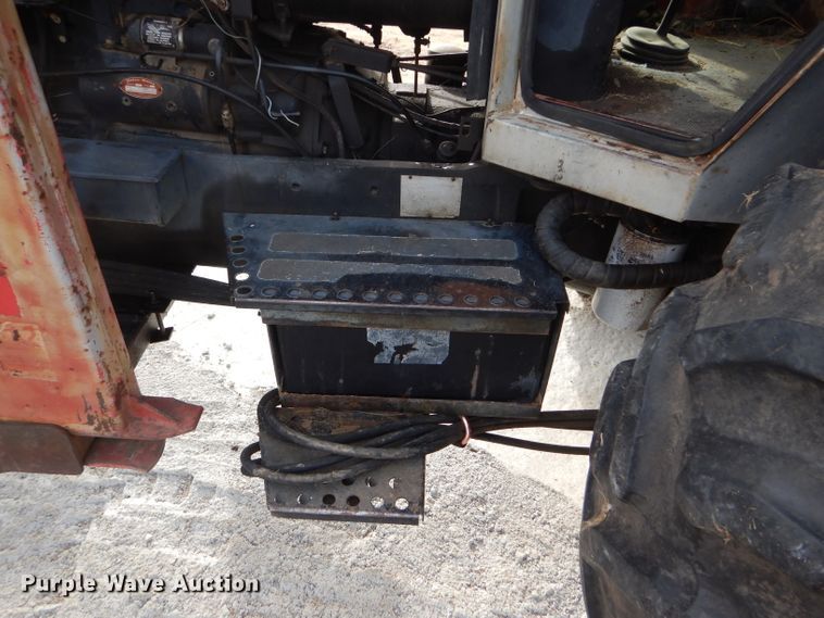 image for item DE1320 1976 White 2-105 Field Boss tractor