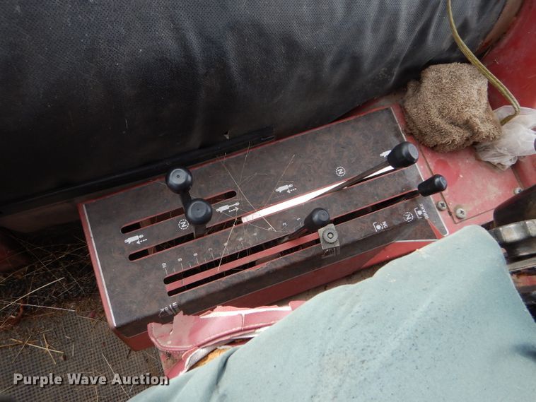 image for item DE1320 1976 White 2-105 Field Boss tractor