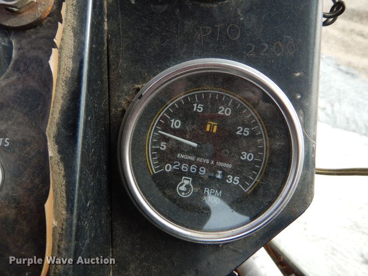 image for item DE1320 1976 White 2-105 Field Boss tractor