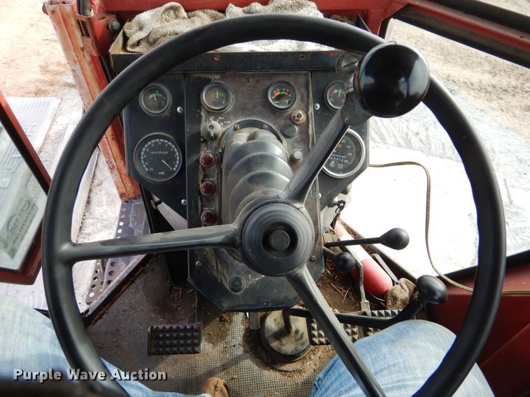 image for item DE1320 1976 White 2-105 Field Boss tractor