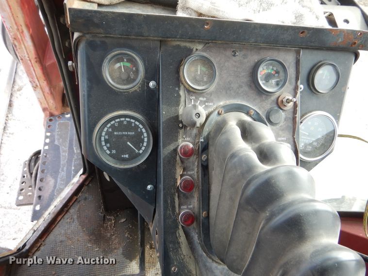 image for item DE1320 1976 White 2-105 Field Boss tractor