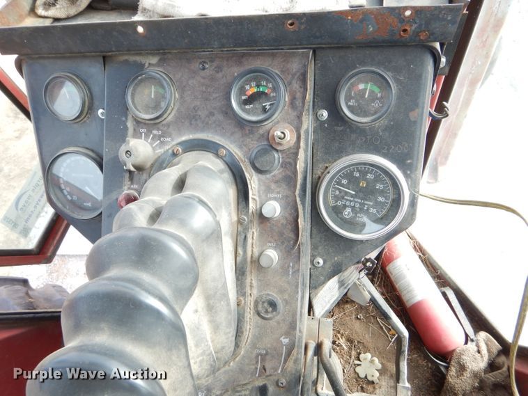 image for item DE1320 1976 White 2-105 Field Boss tractor