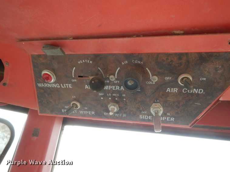 image for item DE1320 1976 White 2-105 Field Boss tractor