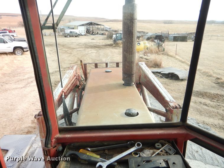 image for item DE1320 1976 White 2-105 Field Boss tractor