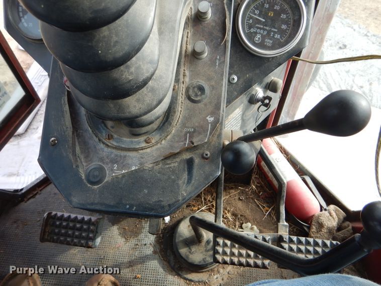 image for item DE1320 1976 White 2-105 Field Boss tractor