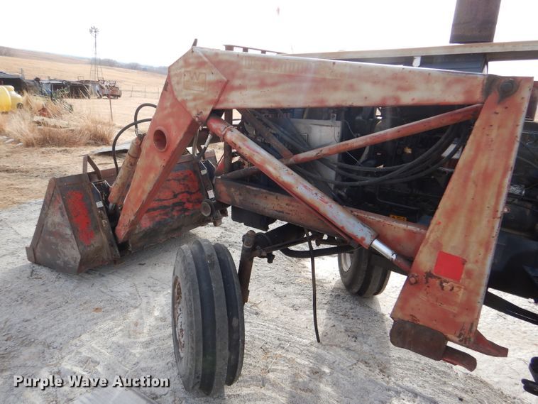 image for item DE1320 1976 White 2-105 Field Boss tractor