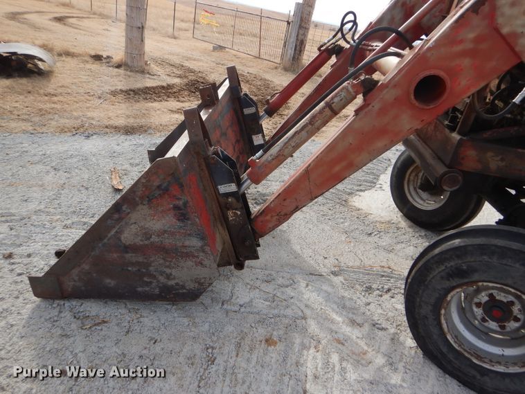 image for item DE1320 1976 White 2-105 Field Boss tractor