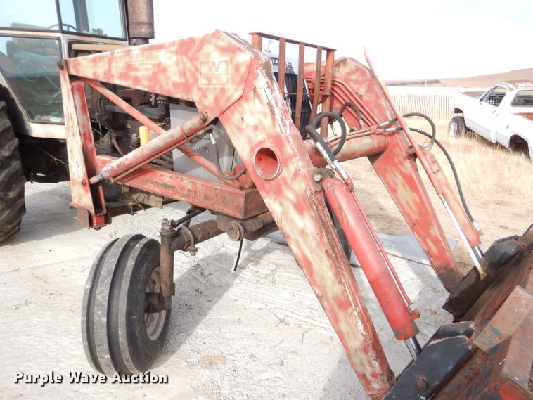 image for item DE1320 1976 White 2-105 Field Boss tractor