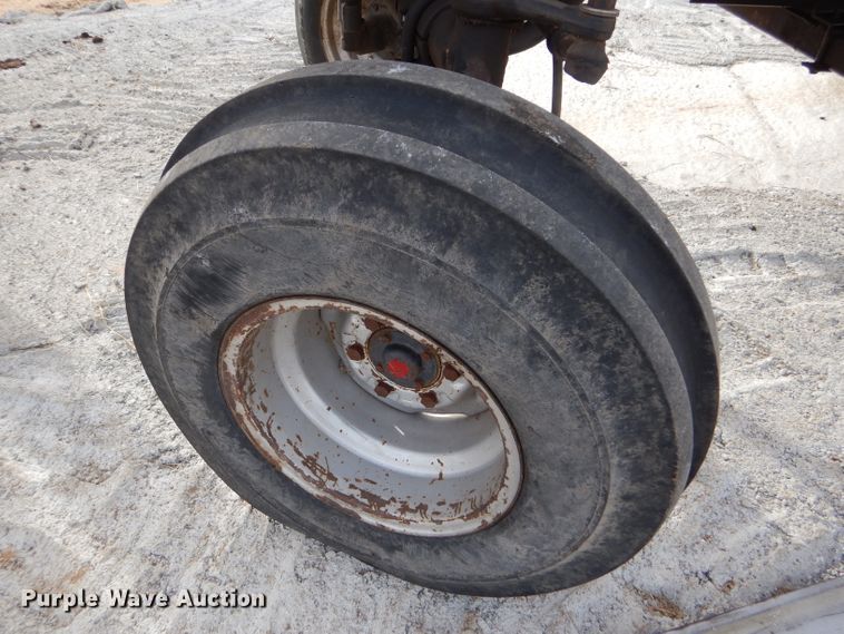 image for item DE1320 1976 White 2-105 Field Boss tractor