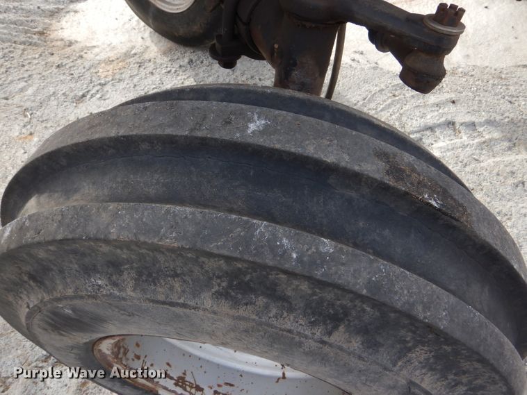 image for item DE1320 1976 White 2-105 Field Boss tractor