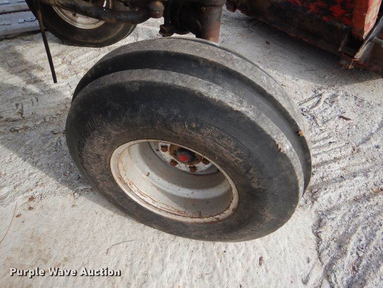 image for item DE1320 1976 White 2-105 Field Boss tractor