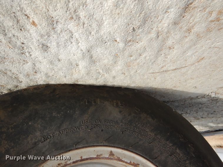 image for item DE1320 1976 White 2-105 Field Boss tractor