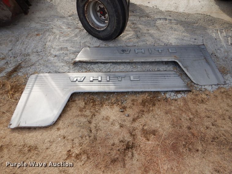 image for item DE1320 1976 White 2-105 Field Boss tractor