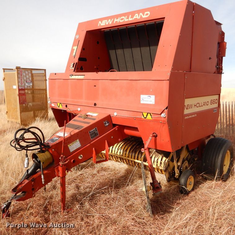 image for item DE1324 New Holland 660 round baler