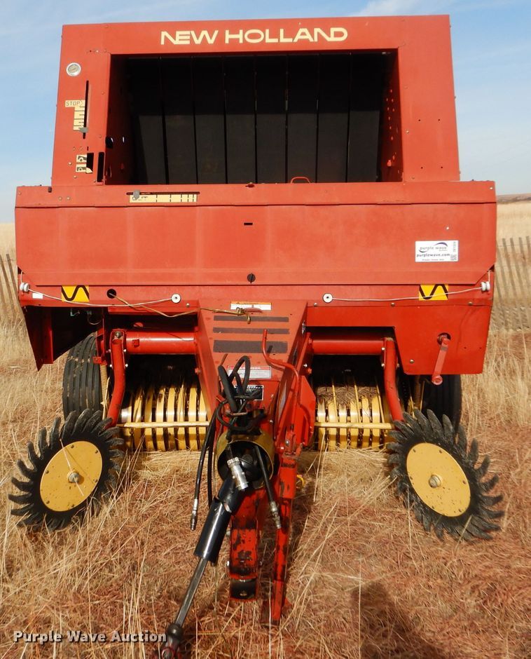 image for item DE1324 New Holland 660 round baler