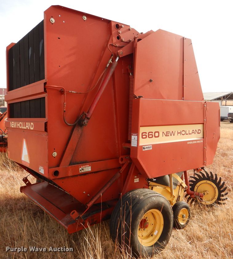 image for item DE1324 New Holland 660 round baler