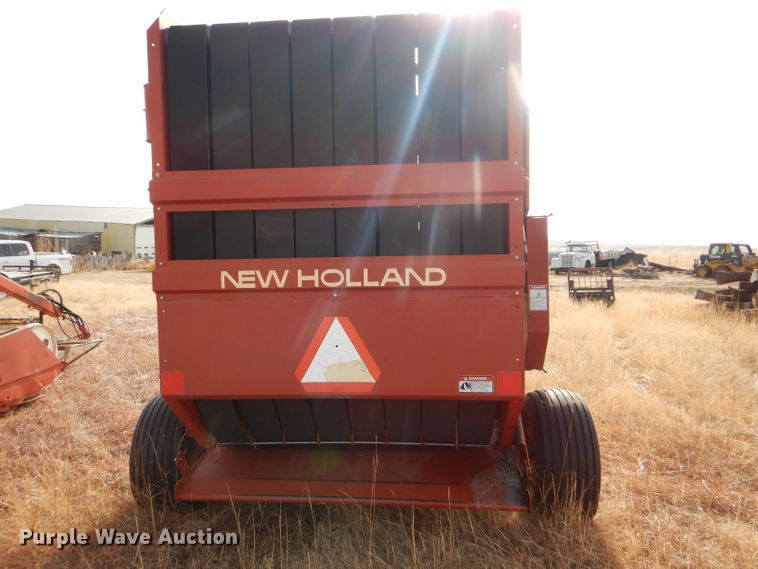 image for item DE1324 New Holland 660 round baler