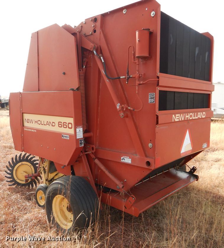 image for item DE1324 New Holland 660 round baler