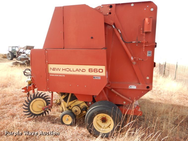 image for item DE1324 New Holland 660 round baler