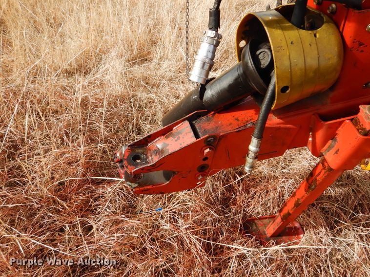 image for item DE1324 New Holland 660 round baler