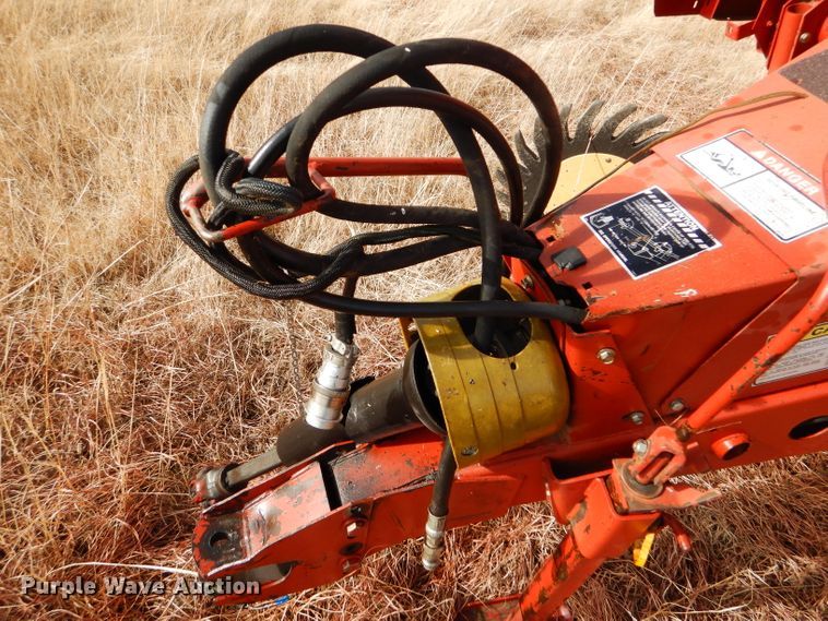 image for item DE1324 New Holland 660 round baler