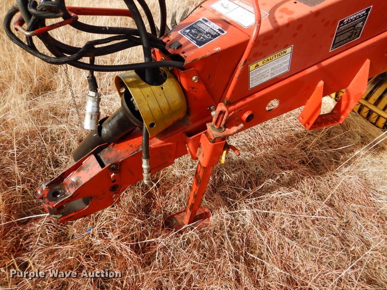 image for item DE1324 New Holland 660 round baler