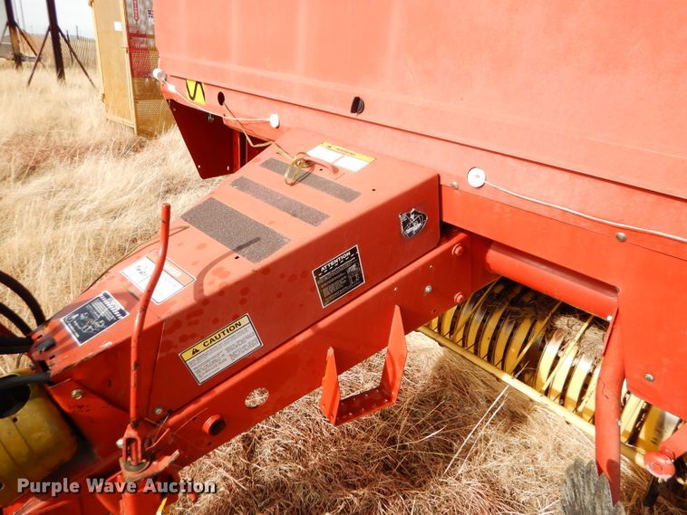 image for item DE1324 New Holland 660 round baler