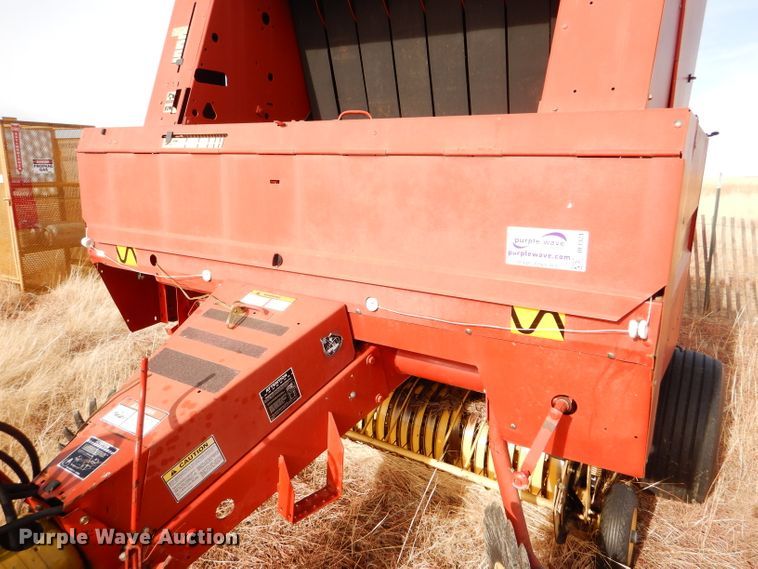 image for item DE1324 New Holland 660 round baler