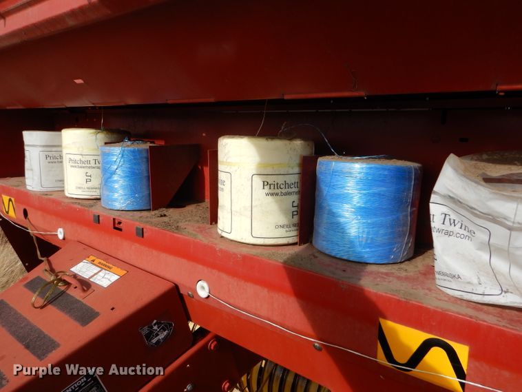 image for item DE1324 New Holland 660 round baler