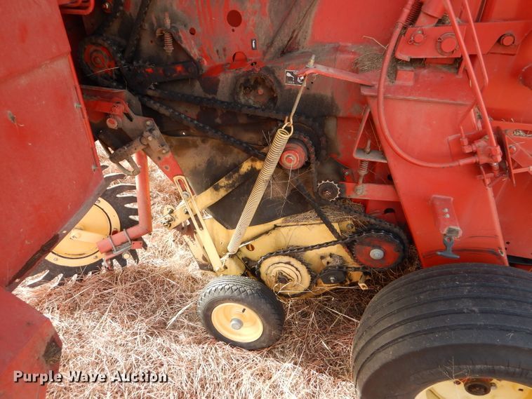 image for item DE1324 New Holland 660 round baler