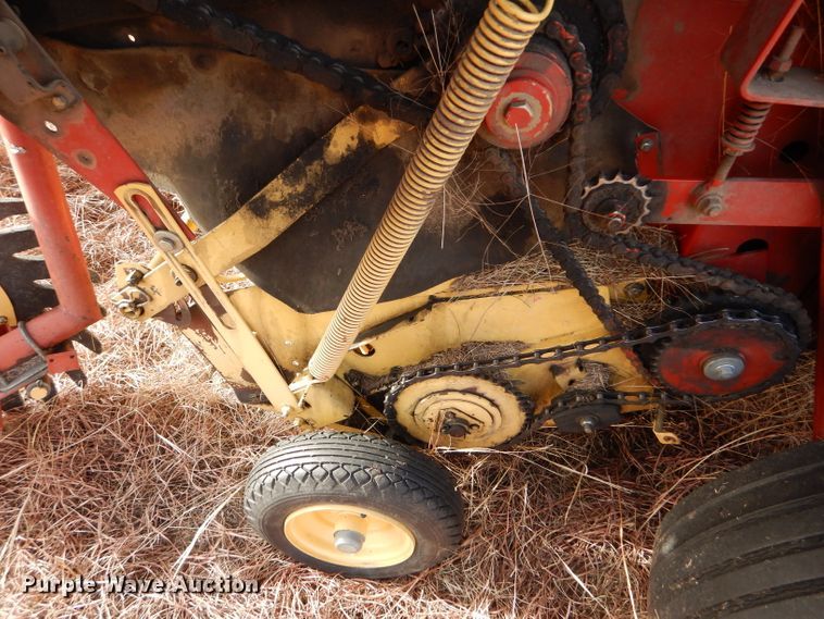 image for item DE1324 New Holland 660 round baler