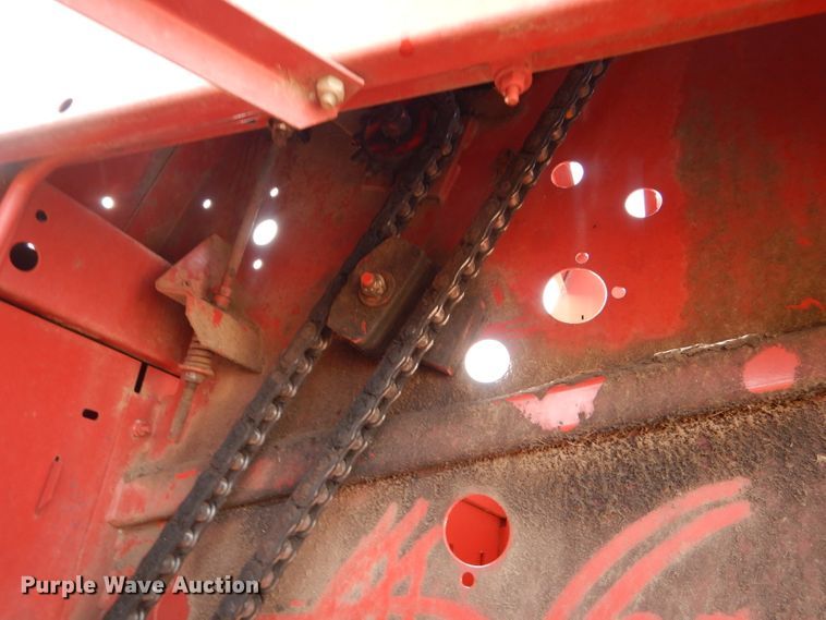 image for item DE1324 New Holland 660 round baler