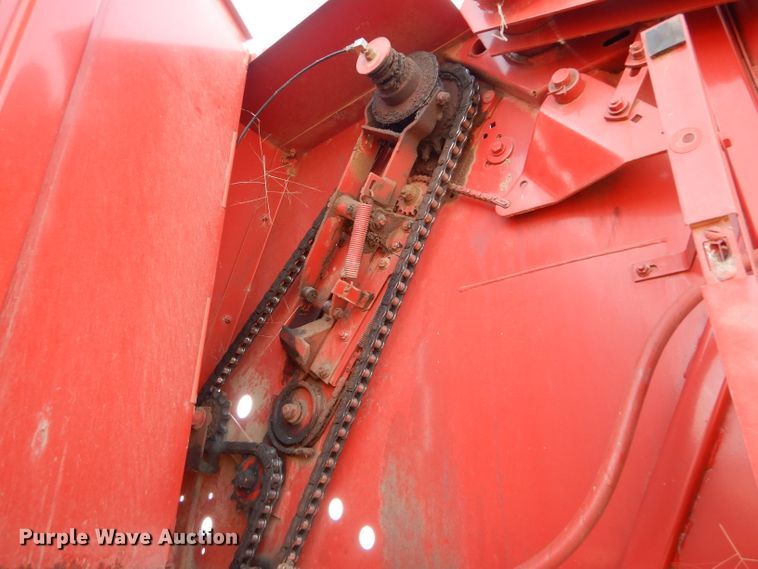 image for item DE1324 New Holland 660 round baler