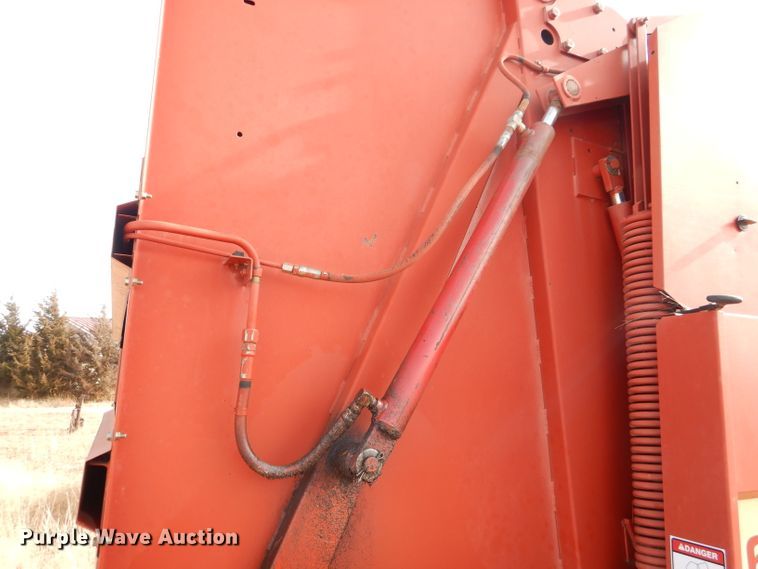 image for item DE1324 New Holland 660 round baler