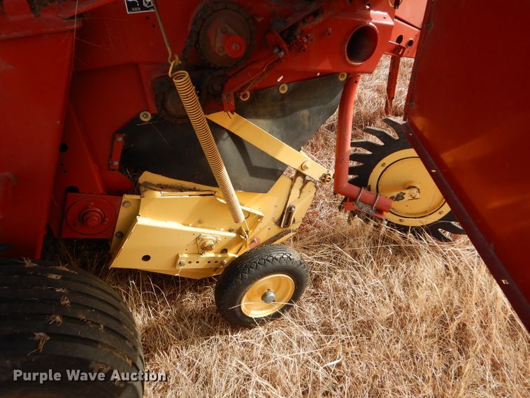 image for item DE1324 New Holland 660 round baler