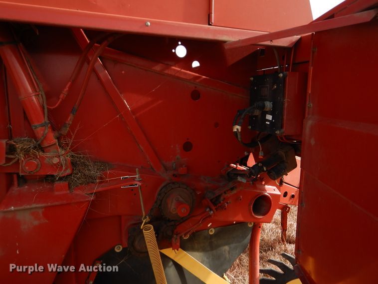 image for item DE1324 New Holland 660 round baler