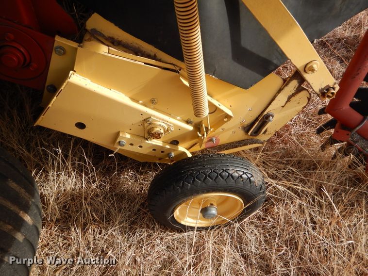 image for item DE1324 New Holland 660 round baler