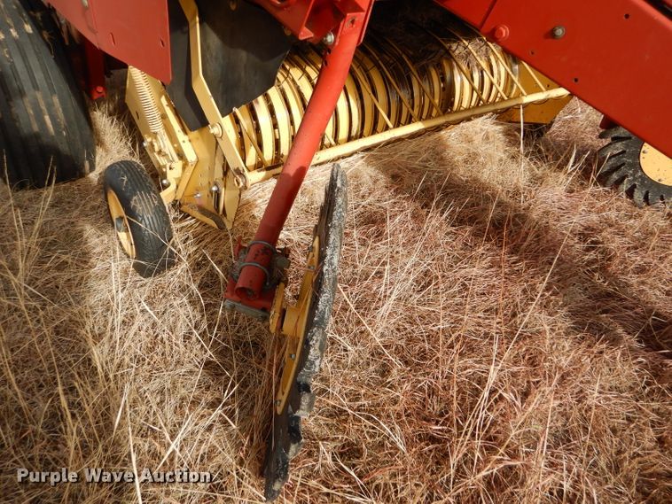 image for item DE1324 New Holland 660 round baler