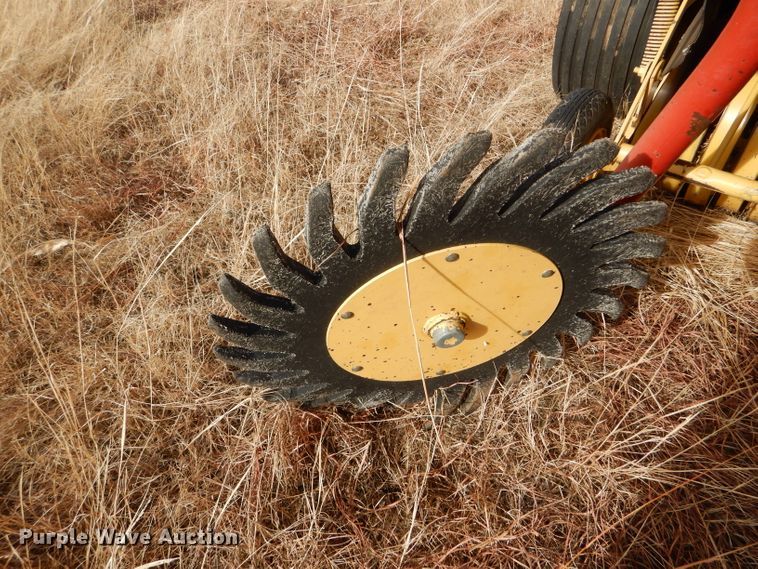 image for item DE1324 New Holland 660 round baler