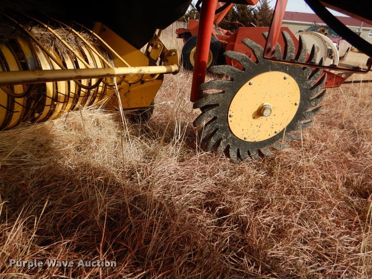 image for item DE1324 New Holland 660 round baler
