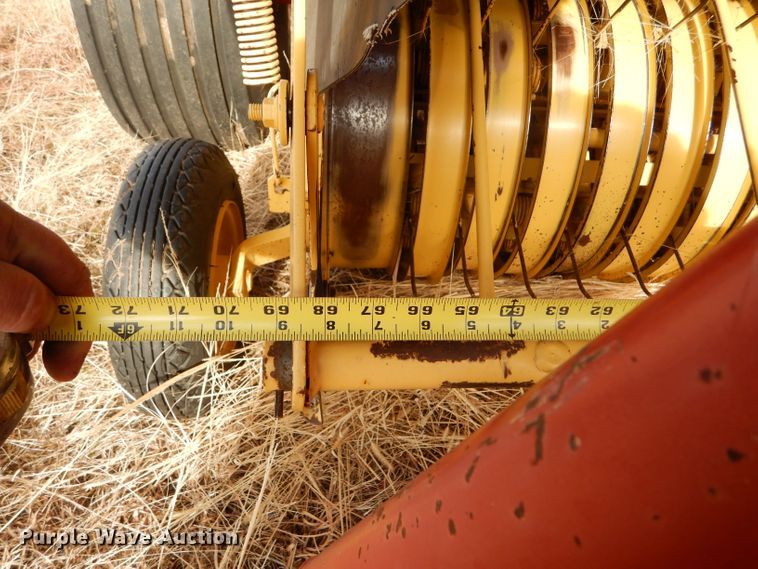 image for item DE1324 New Holland 660 round baler