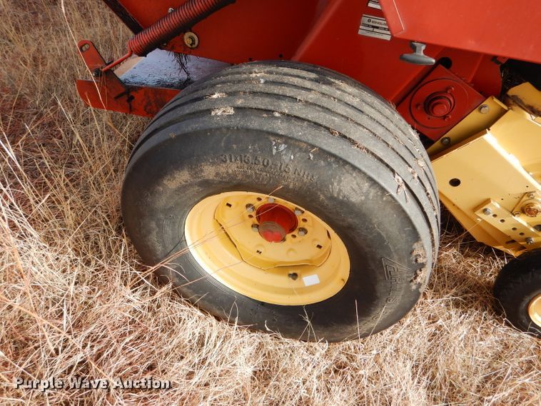 image for item DE1324 New Holland 660 round baler