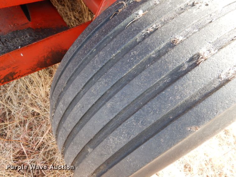 image for item DE1324 New Holland 660 round baler