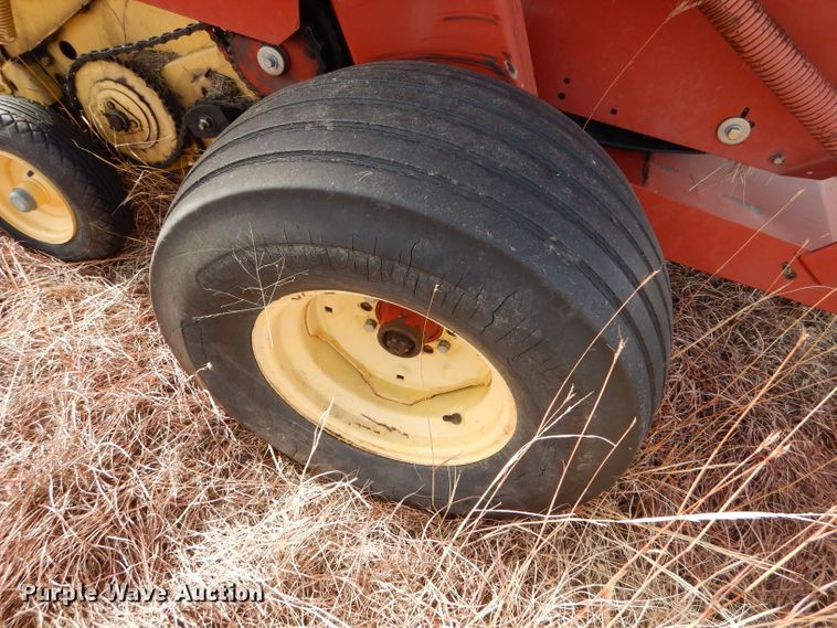 image for item DE1324 New Holland 660 round baler