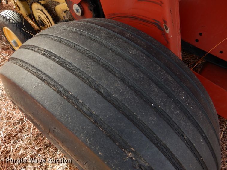 image for item DE1324 New Holland 660 round baler