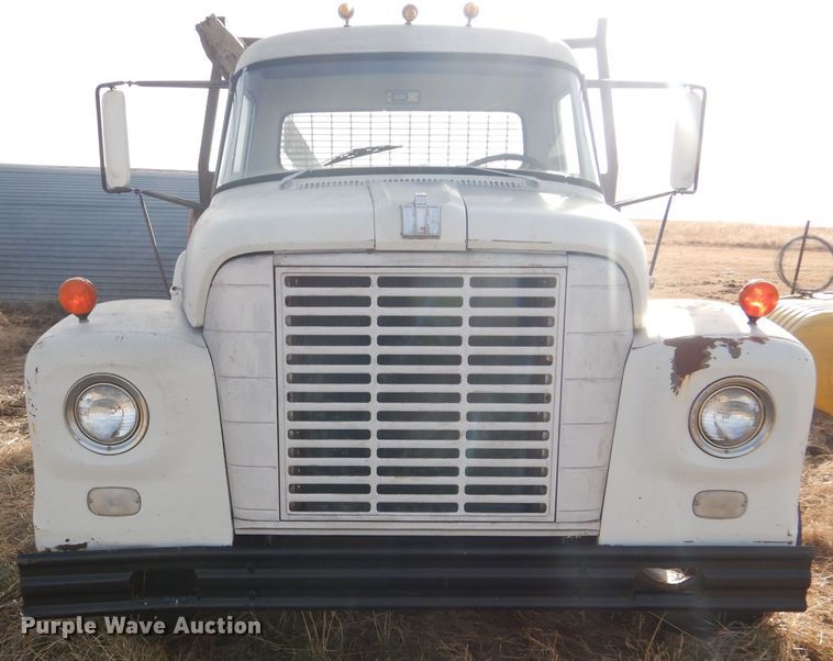 image for item DE1330 1968 International Loadstar 1600 grain truck
