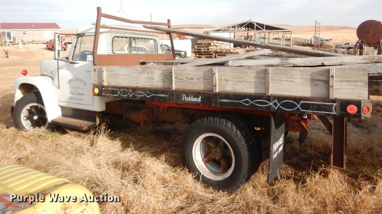 image for item DE1330 1968 International Loadstar 1600 grain truck