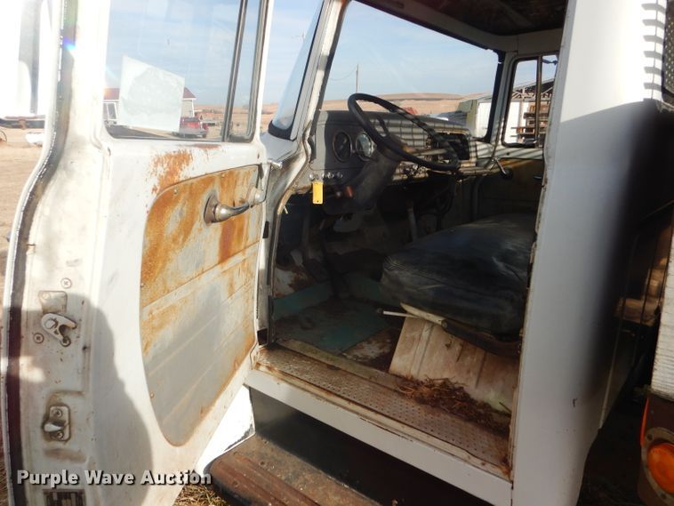 image for item DE1330 1968 International Loadstar 1600 grain truck