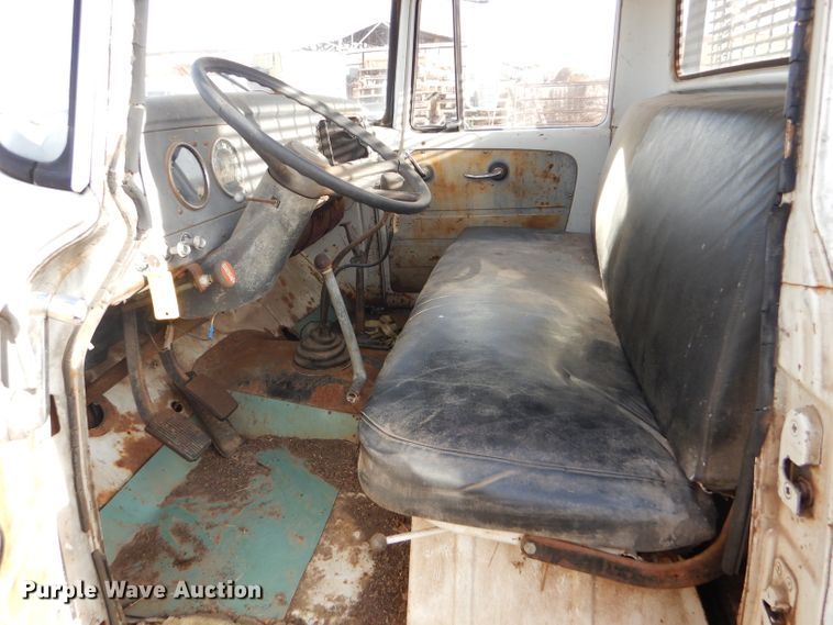 image for item DE1330 1968 International Loadstar 1600 grain truck