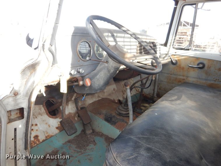 image for item DE1330 1968 International Loadstar 1600 grain truck